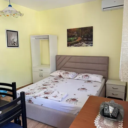 Mesaiz アパート Vlorë